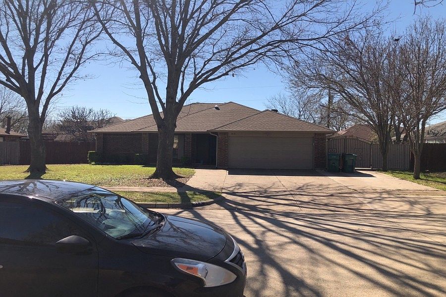 1st image of 813 Clement Dr