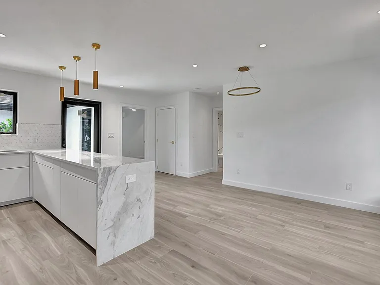 1361 SE 4th St #3 — Photo 15