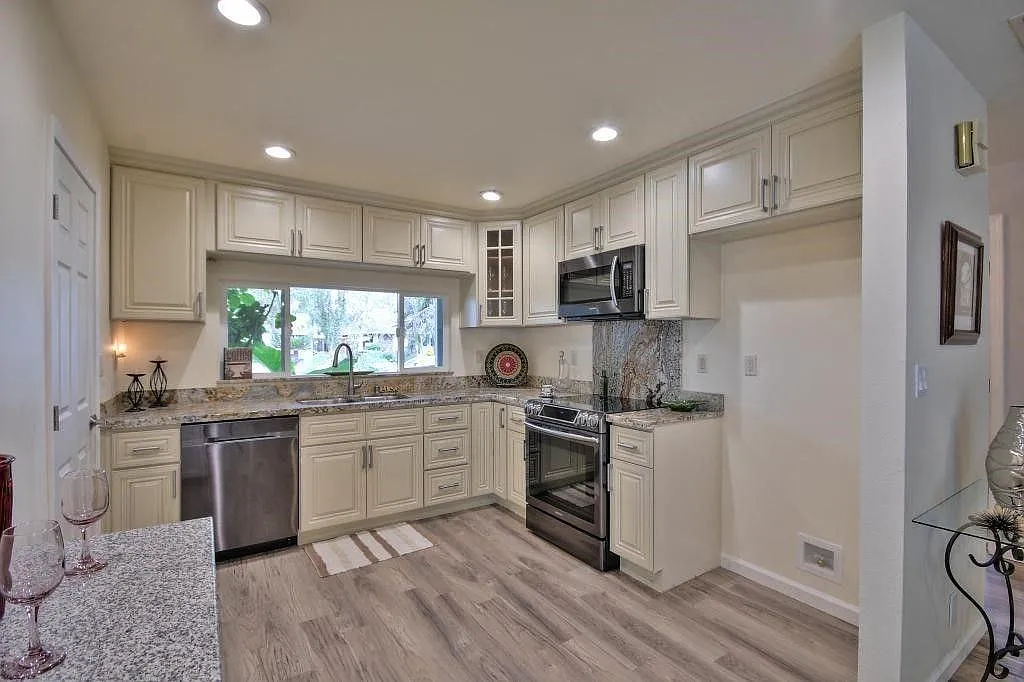 4 bed, 1559 sqft, $4,650 — Photo 2