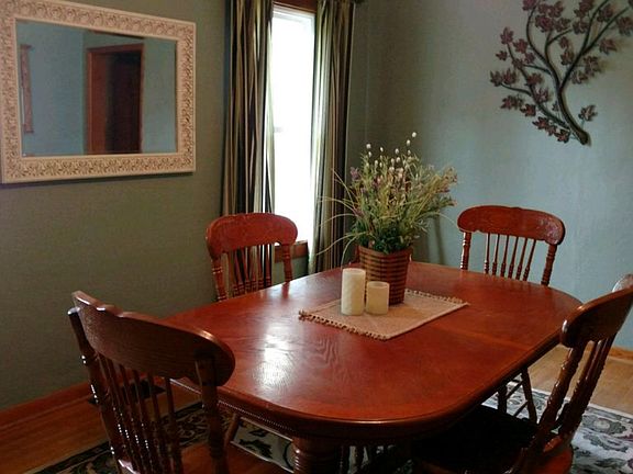 Dining room w/hardwoods