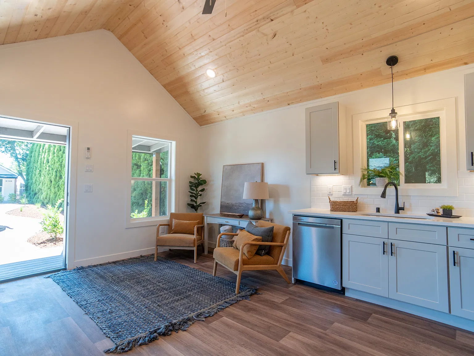 2 bed, 616 sqft, $1,595 — Photo 3