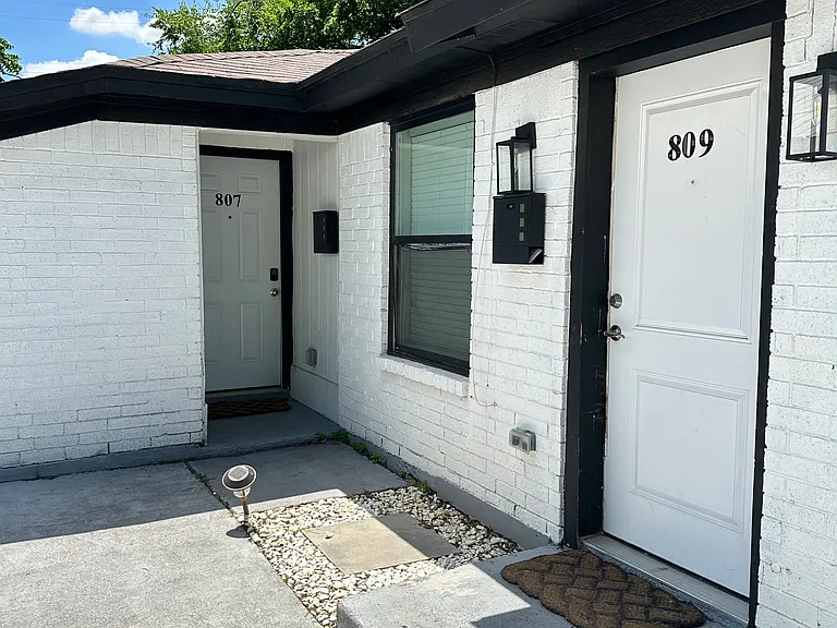 807-809 W Broadus St #807 — Photo 7