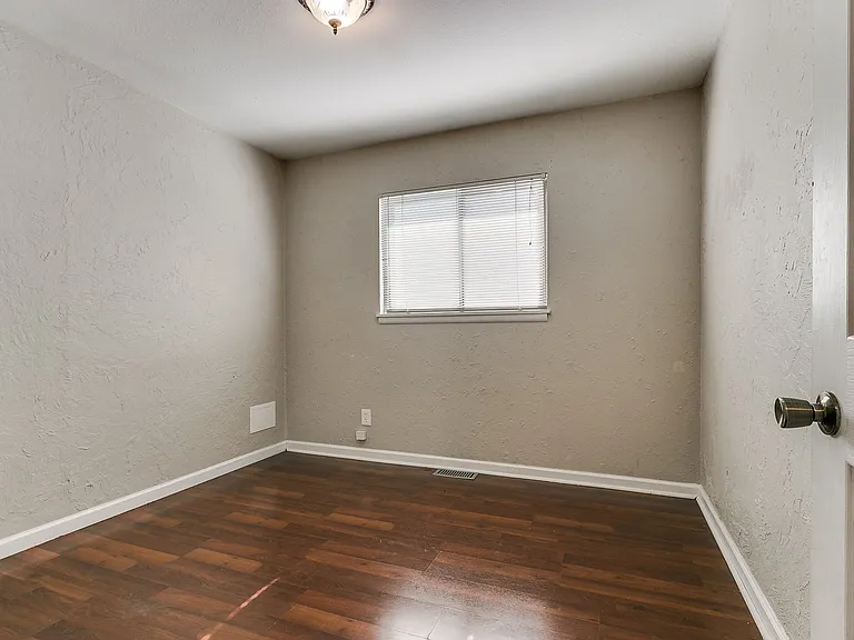 1612 Dakota St — Photo 7