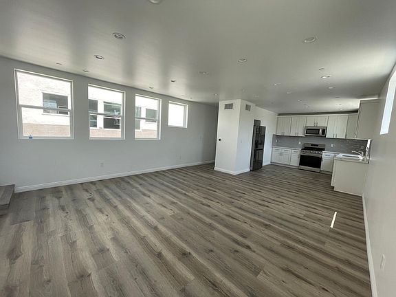 4th image of 14241 Gilmore St #1