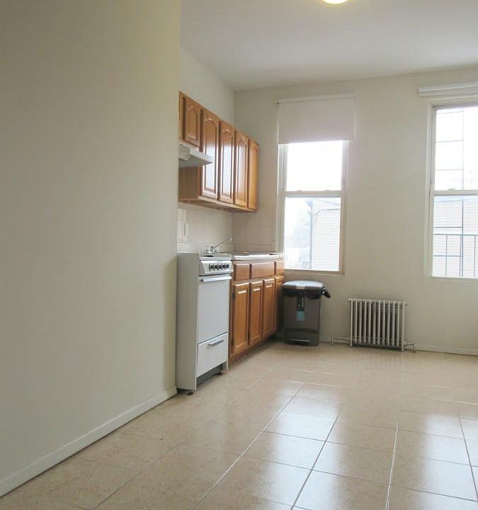 2nd image of 415 Humboldt St APT 3L