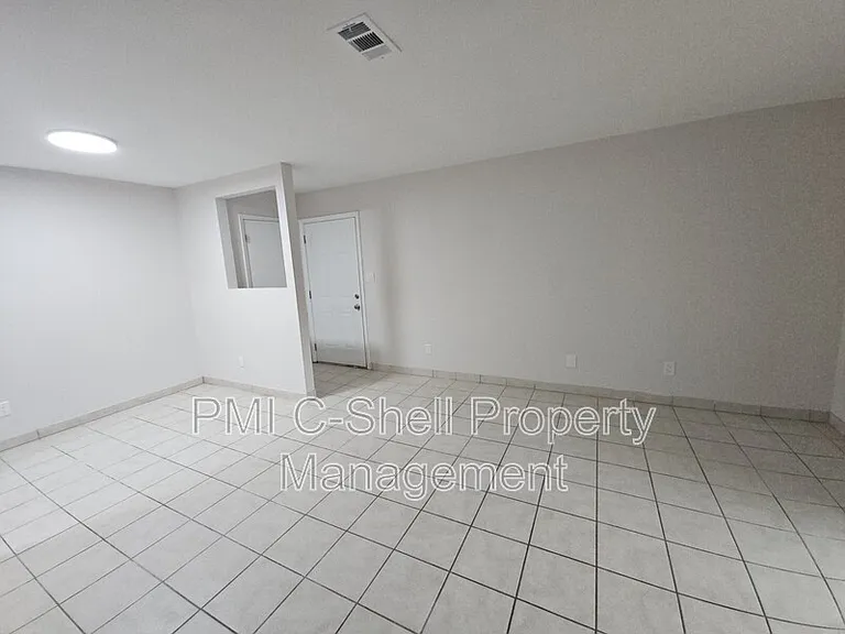 3409 Green Briar Cir #2 — Photo 7