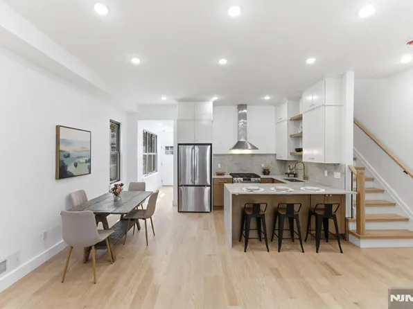 113 Oak St, Jersey City, NJ 07304