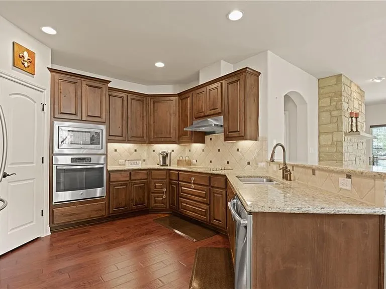 110 Oak Glen Cv — Photo 3