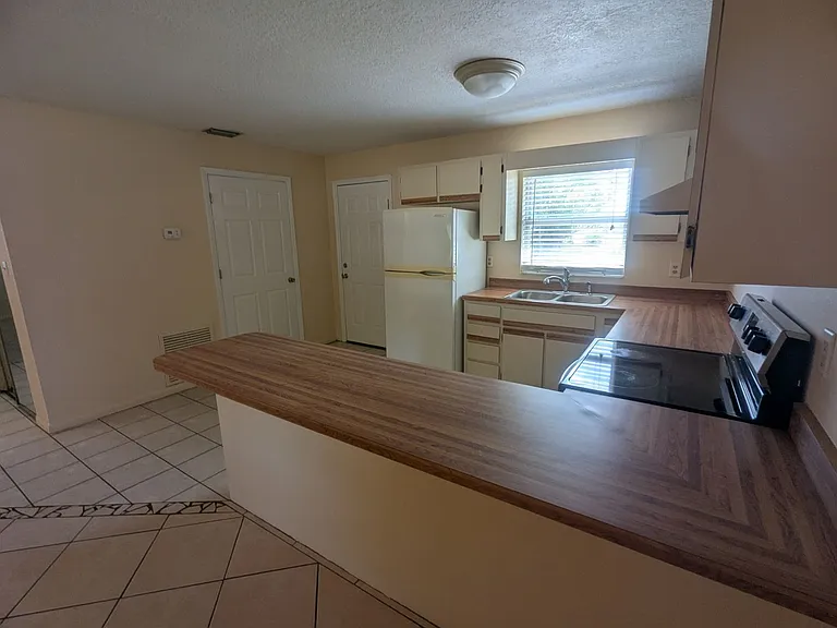 824 N Saint Clair Abrams Ave — Photo 8