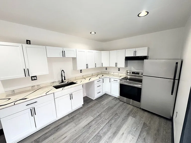 509 E Strawberry St — Photo 6