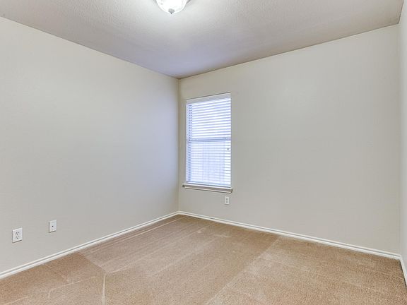 3rd image of 4824 Summer Oaks Ln