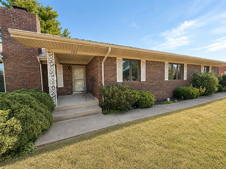 122 N Fairway Rd — Photo 2