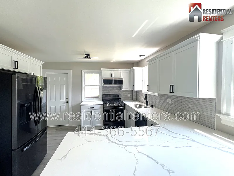 3 bed, 1.5 bath, 1100 sqft, $1,650 — Photo 3