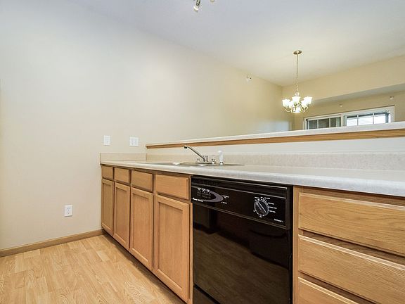 4th image of 440 Bradley Pl Unit 10