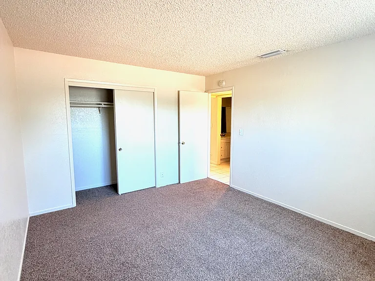 1439 E Saginaw Way #D — Photo 3