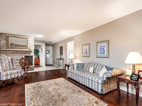 4th image of 211 Crabapple Ct