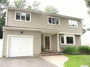 10 Opal Ct, Hauppauge, NY 11788