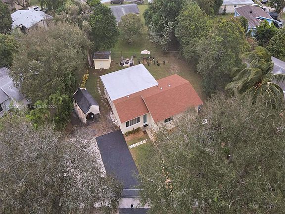 4th image of 1542 NW 15th Ave