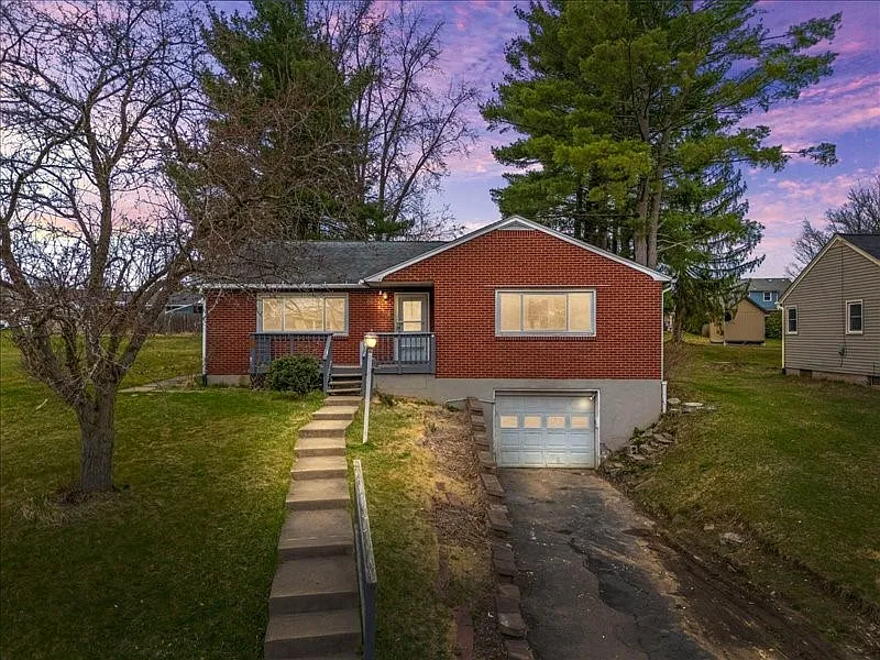 3 bed, 1.5 bath, 1616 sqft, $2,400 — Photo 2