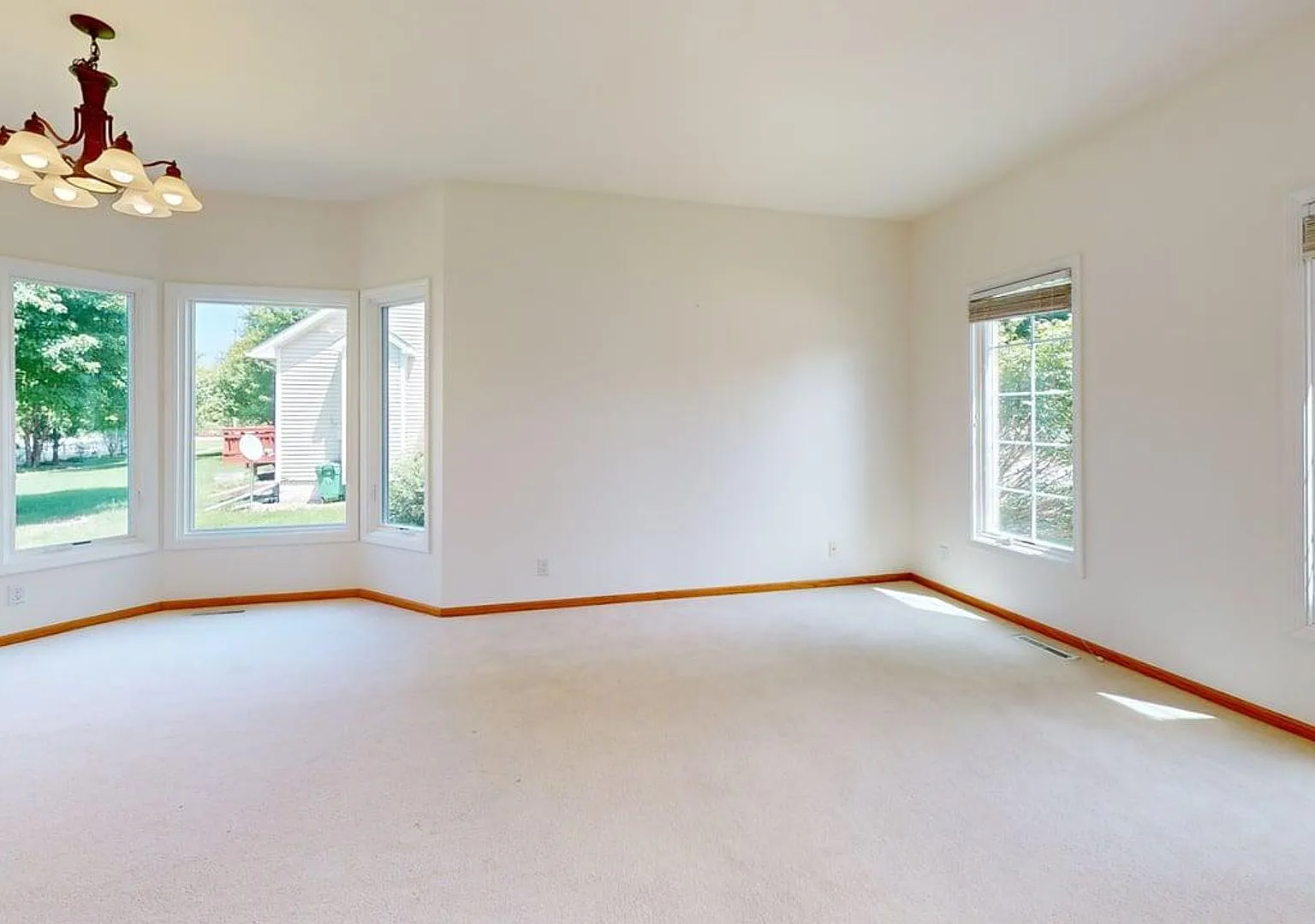 Executive Home in Ames — Photo 2