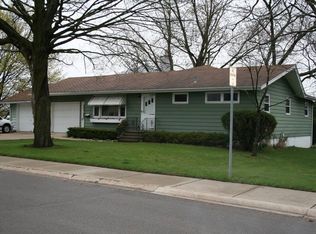 212 Kishwaukee Dr, Sycamore, IL 60178