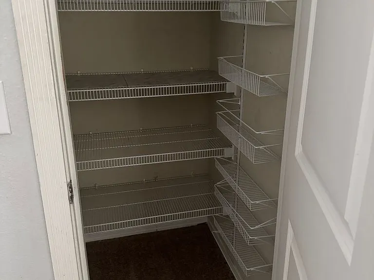 412 NE Miramar Cir — Photo 5