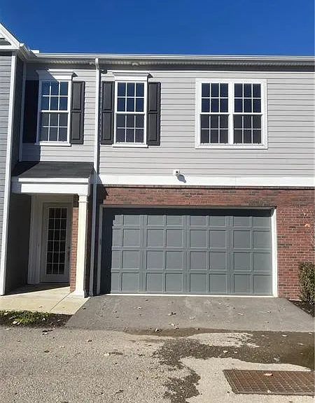 1439 Hastings Cres — Photo 2