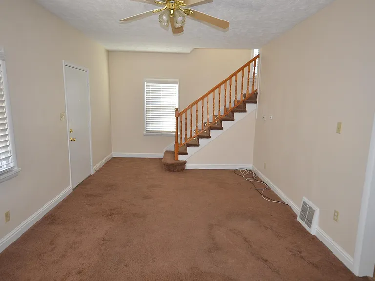 805 Saxon Ave — Photo 11