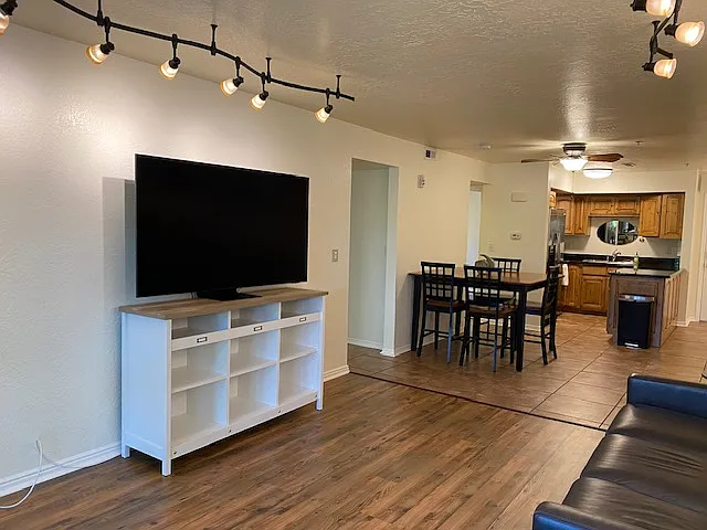 2 bed, 900 sqft, $1,700 — Photo 2