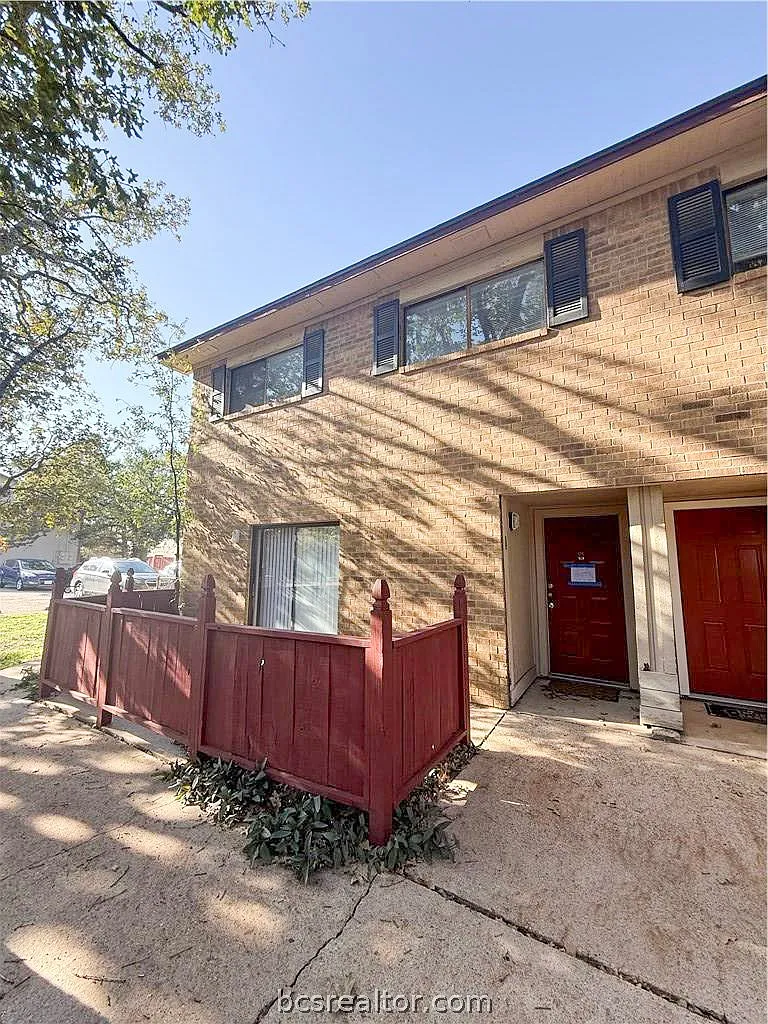 2 bed, 770 sqft, $875 — Photo 1