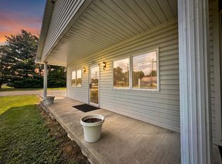 8084 Old Highway 50, Flora, IL 62839