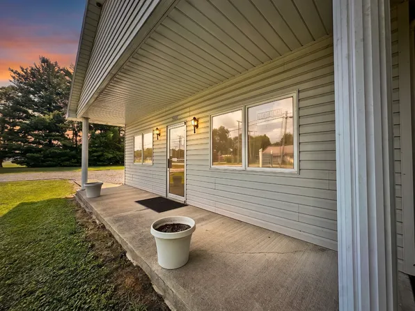 8084 Old Highway 50, Flora, IL 62839
