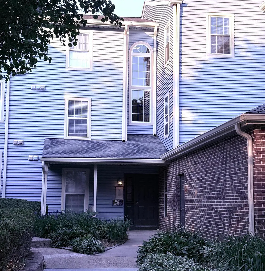 2 bed, 2.0 bath, 1025 sqft, $2,300 — Photo 1