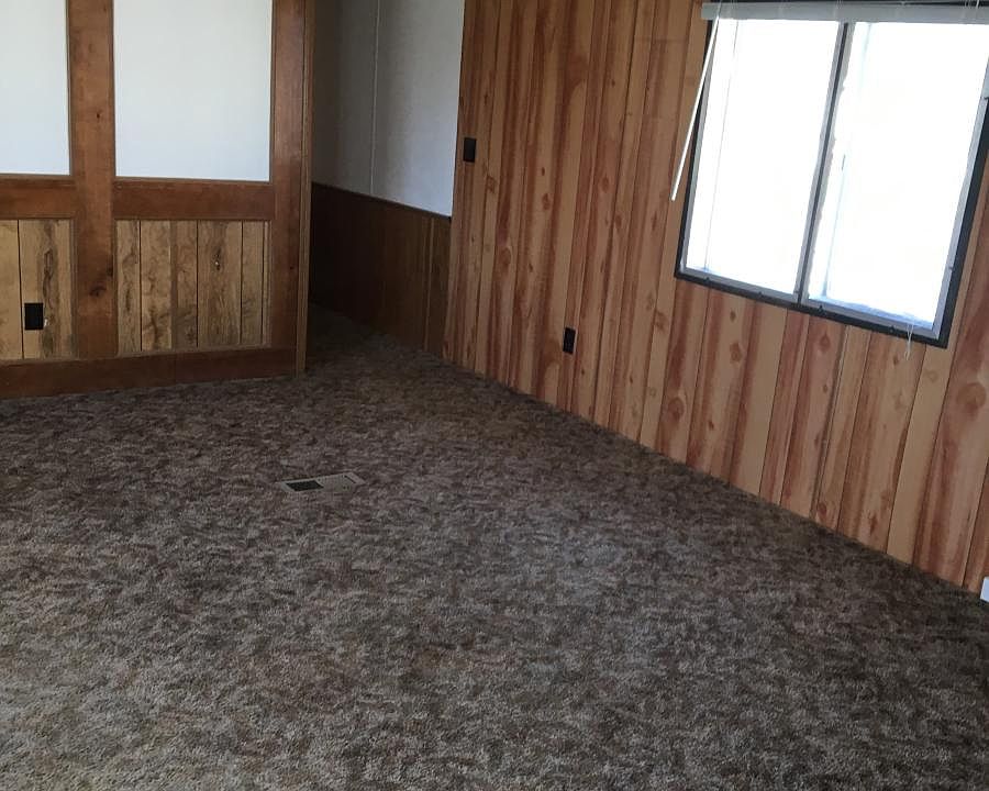 2nd image of 905 E 4th St