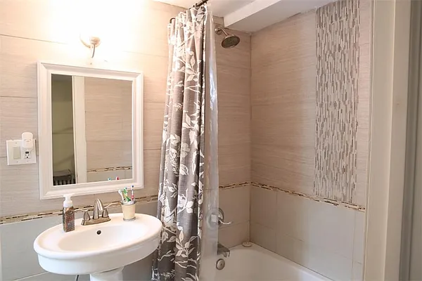 Sold by R New York | media 7
