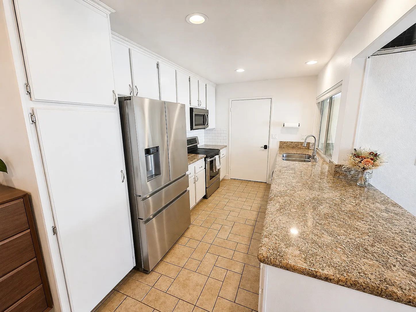 3 bed, 2.5 bath, 1459 sqft, $4,900 — Photo 3