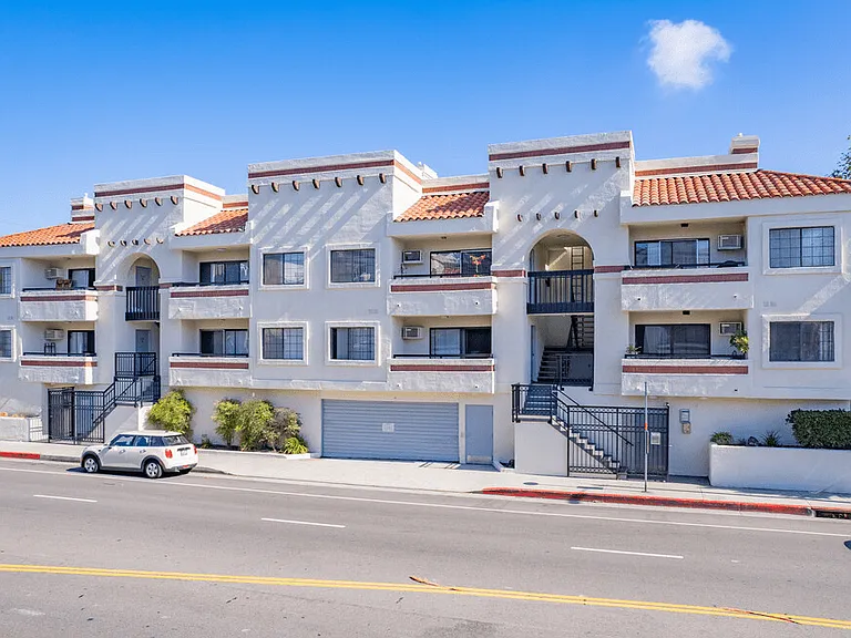 Lido Apartments - 3502 Jasmine Ave — Photo 1