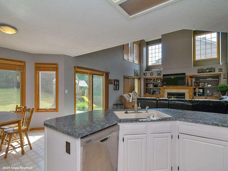 Long Meadow Dr — Photo 7
