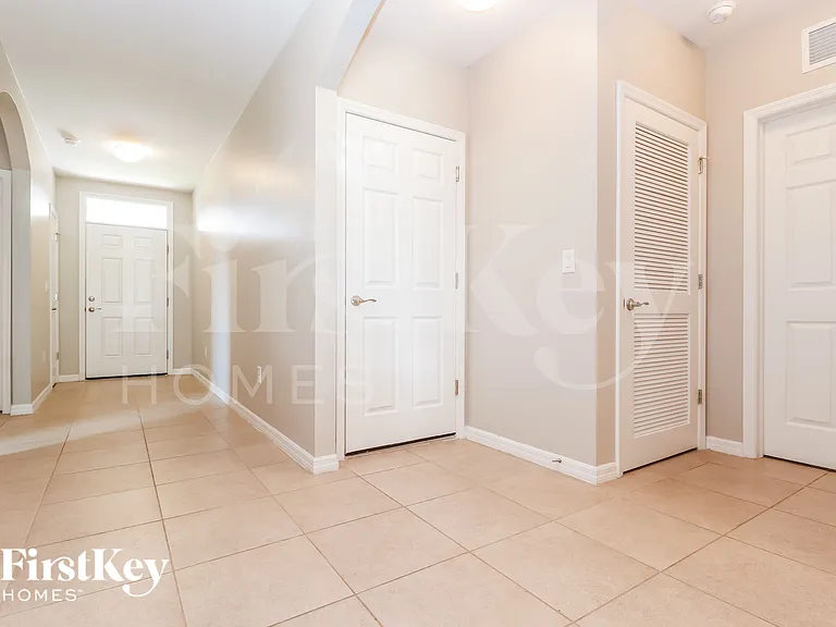 710 SW 12th St — Photo 2