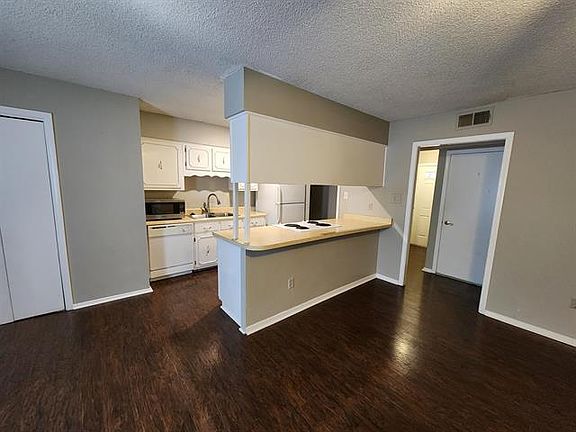 4th image of 3053 Leeridge Dr