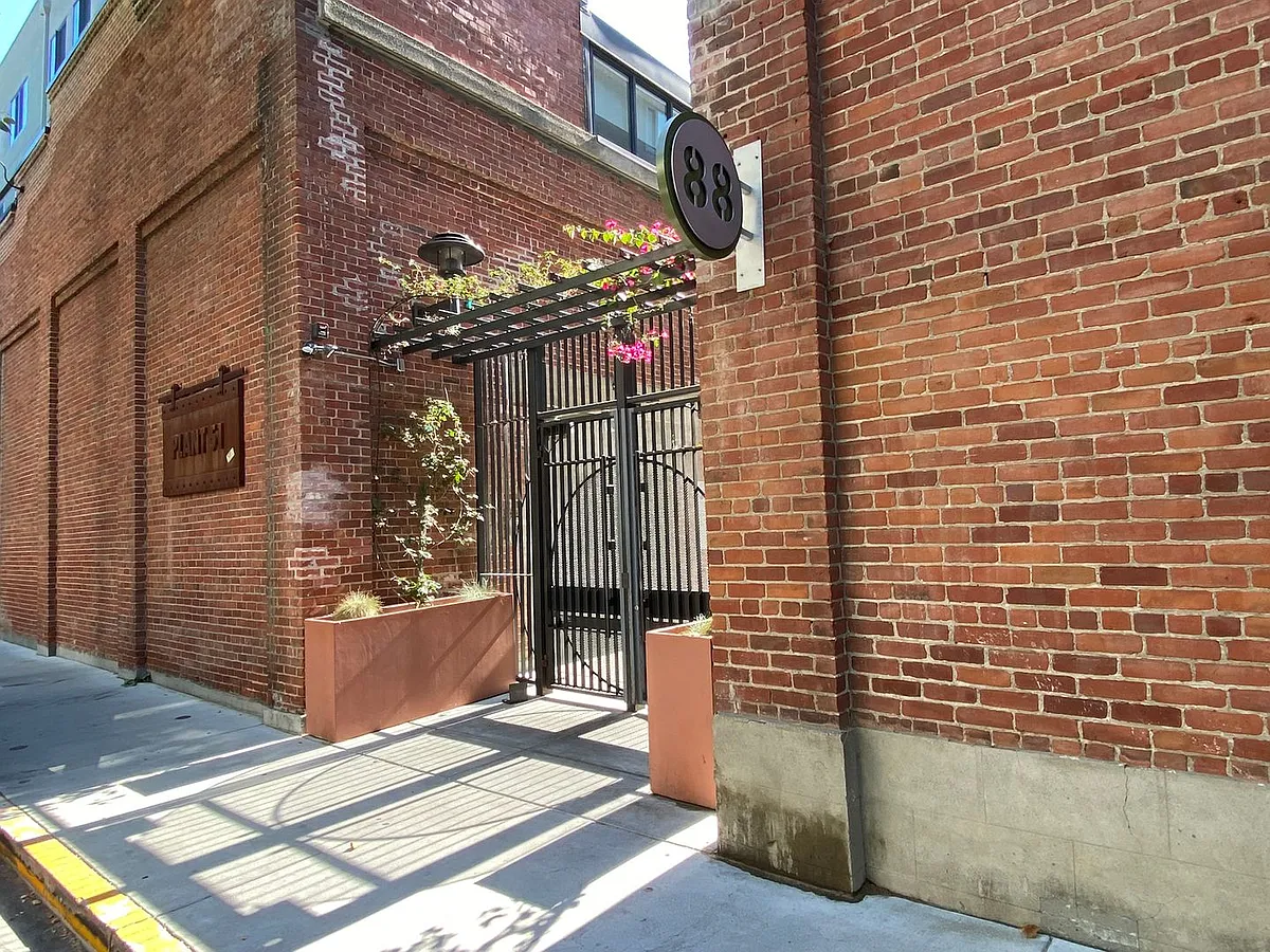 Building Photo - 88 Bush St #2167