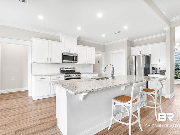 5th image of 435 Shepard St