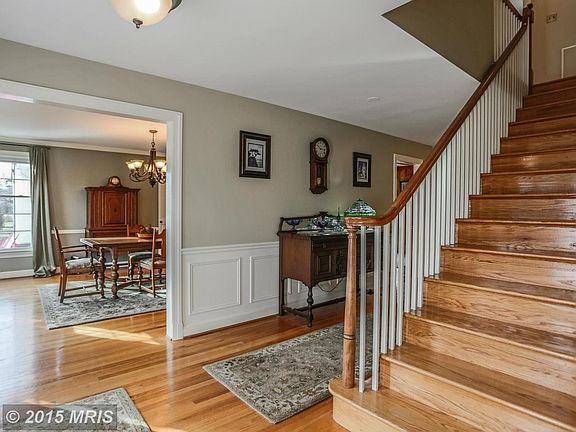 Large and welcoming entry foyer