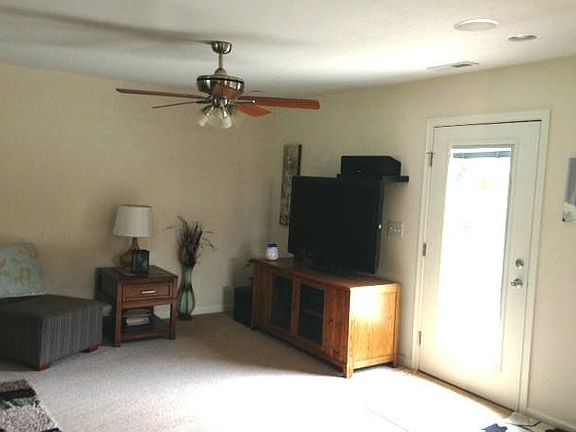 5th image of 1061 Sharon Dr