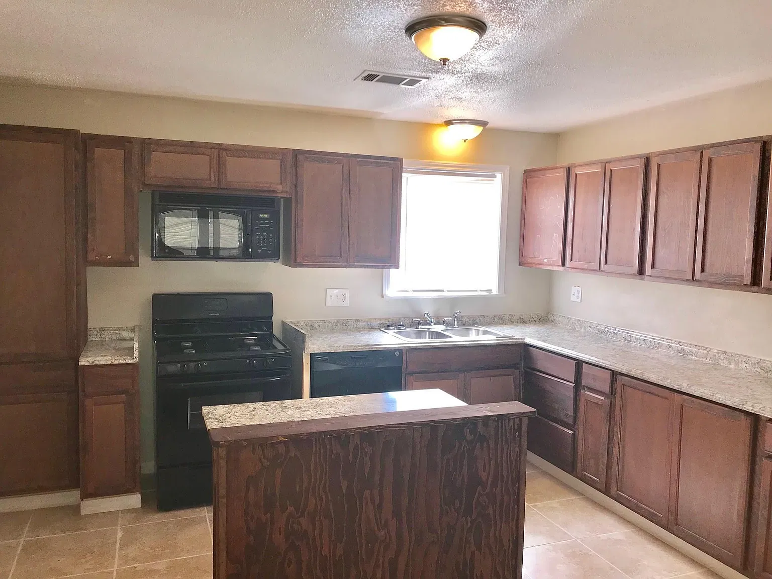 3 bed, 1.5 bath, 1728 sqft, $1,550 — Photo 3
