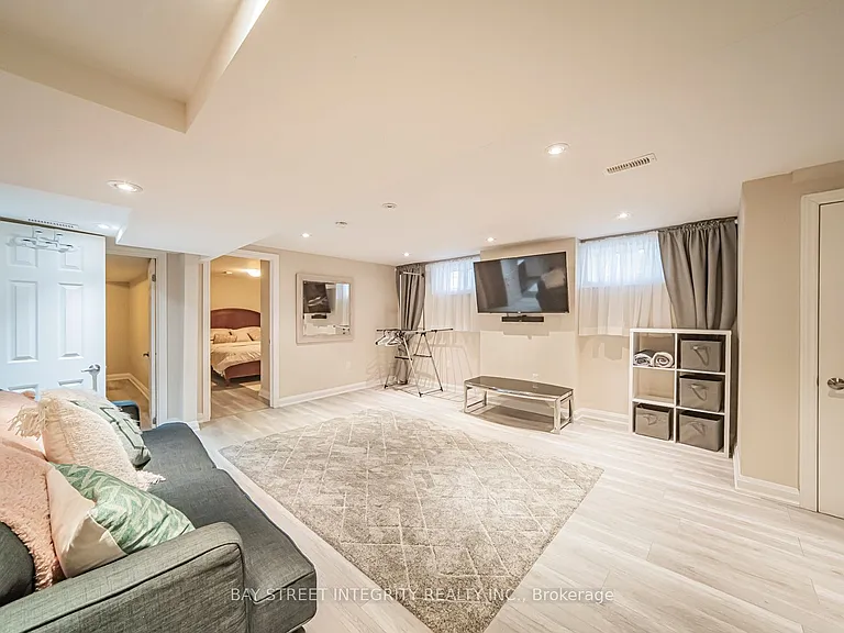 1277 Gainsborough Dr — Photo 31