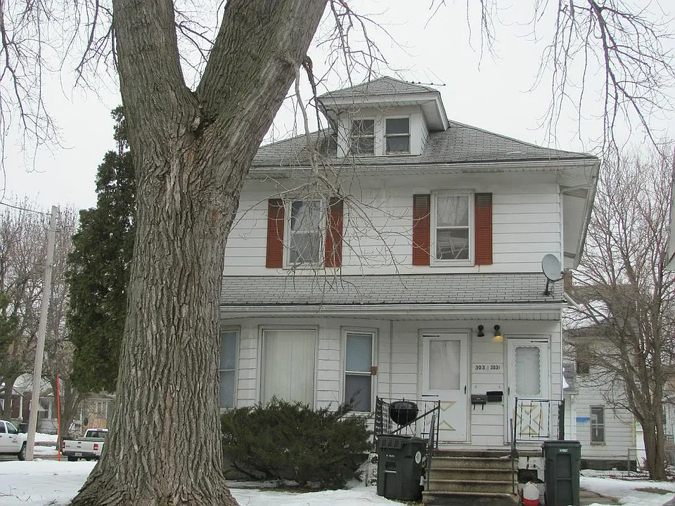 303 1/2 Locust St