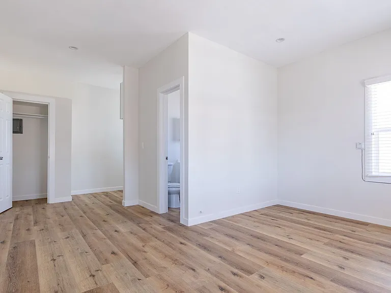 South Kenmore Apartments — Photo 29
