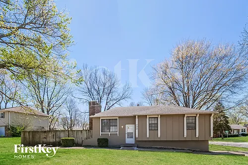 700 NW Oxford Dr Photo 1
