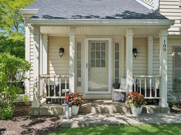 109 College Xing, Rolling Meadows, IL 60008